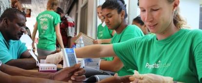 Female intern giving nutrition advice to Fijians as part of her nutrition internship in Fiji with Projects Abroad. Projects Abroad Intern giving nutritional advice whilst on nutritional internship in Fiji.